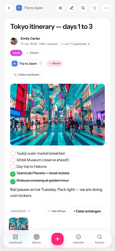 Eine Glim-Kapsel mit einem Foto aus Tokio, einer Checkliste und Etiketten