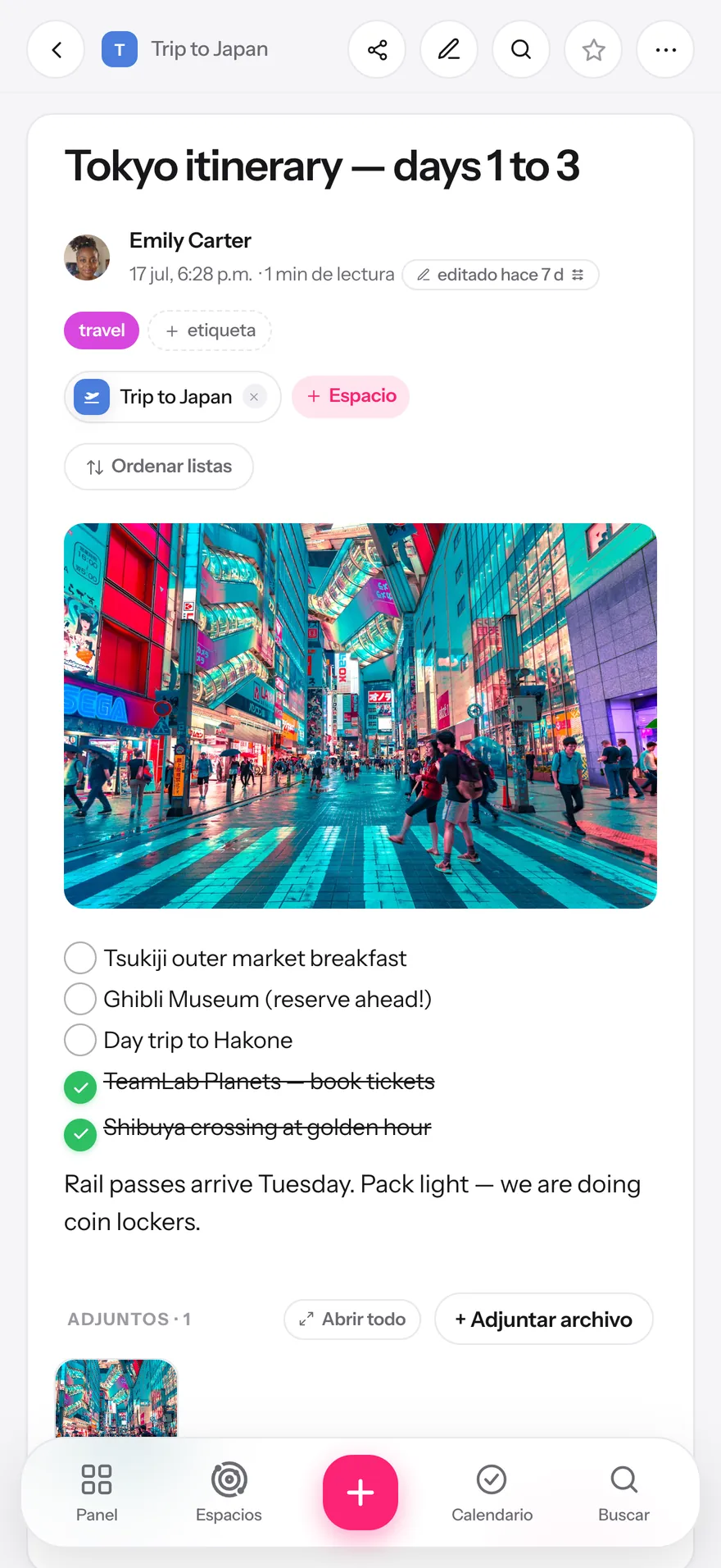 Una cápsula de Glim con una foto de Tokio, una checklist y etiquetas